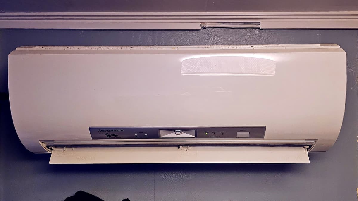 Reversible Luft-Luft-Wärmepumpe an der Wand eines Wohnhauses montiert