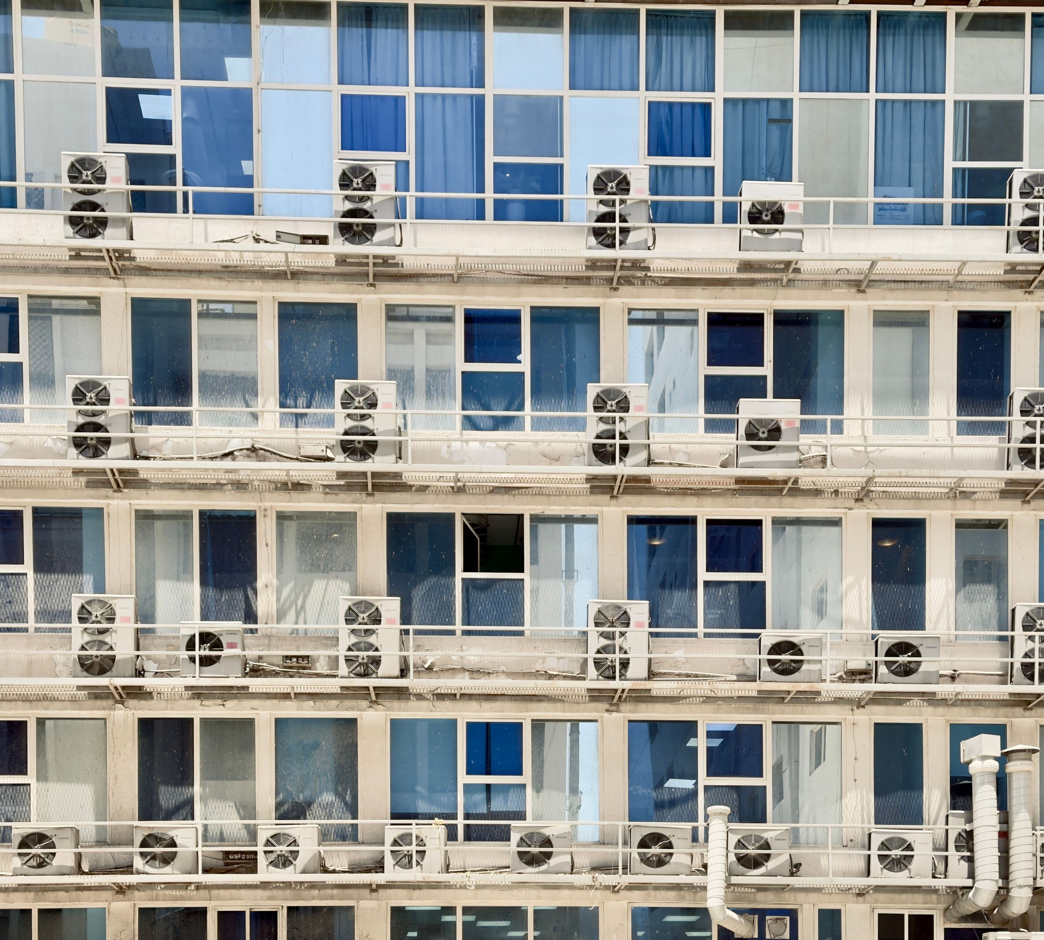 Fachada de un edificio con varias unidades exteriores de aire acondicionado
