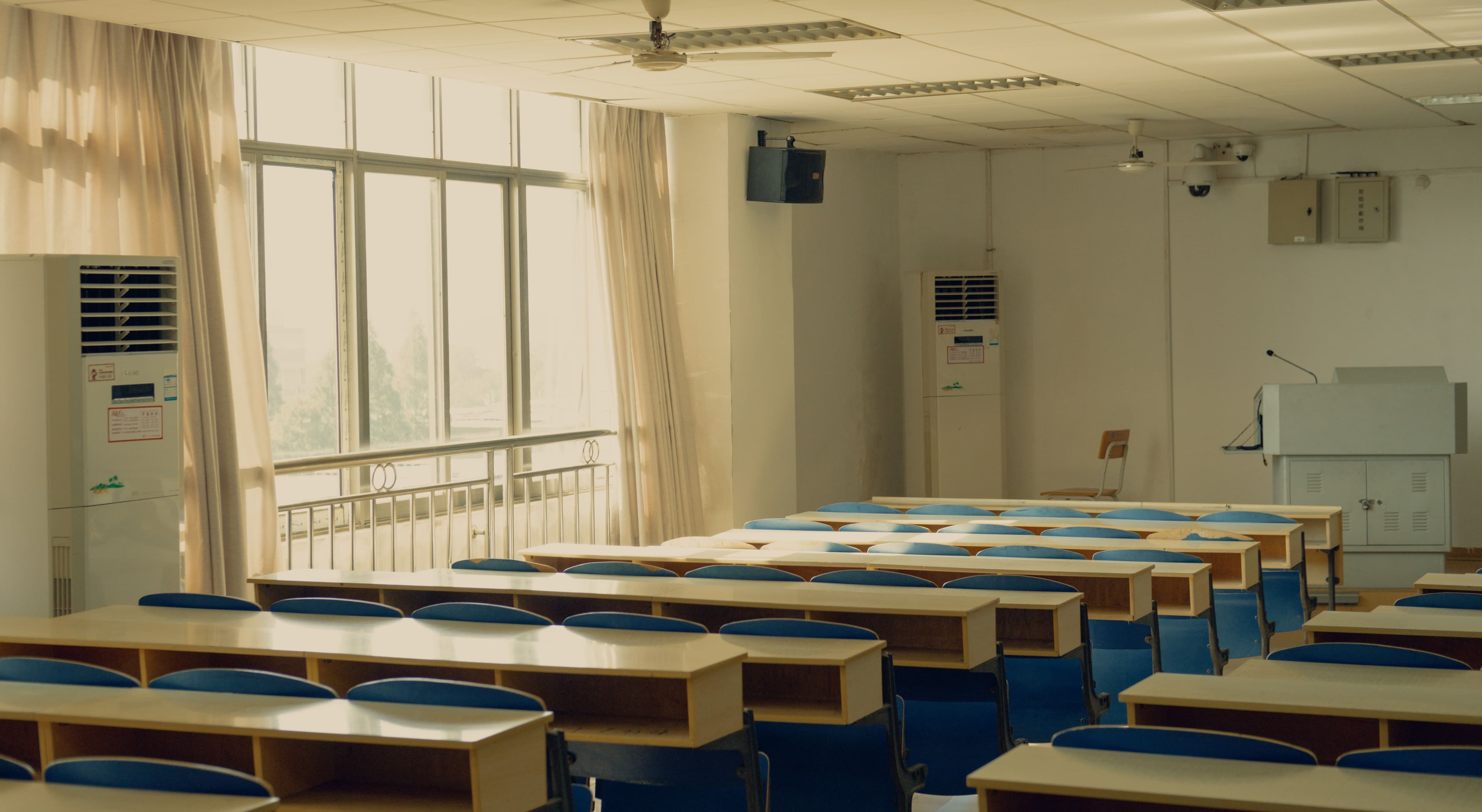 Cour d'école primaire vide en été, bâtiments prêts pour la rentrée scolaire de septembre 2026