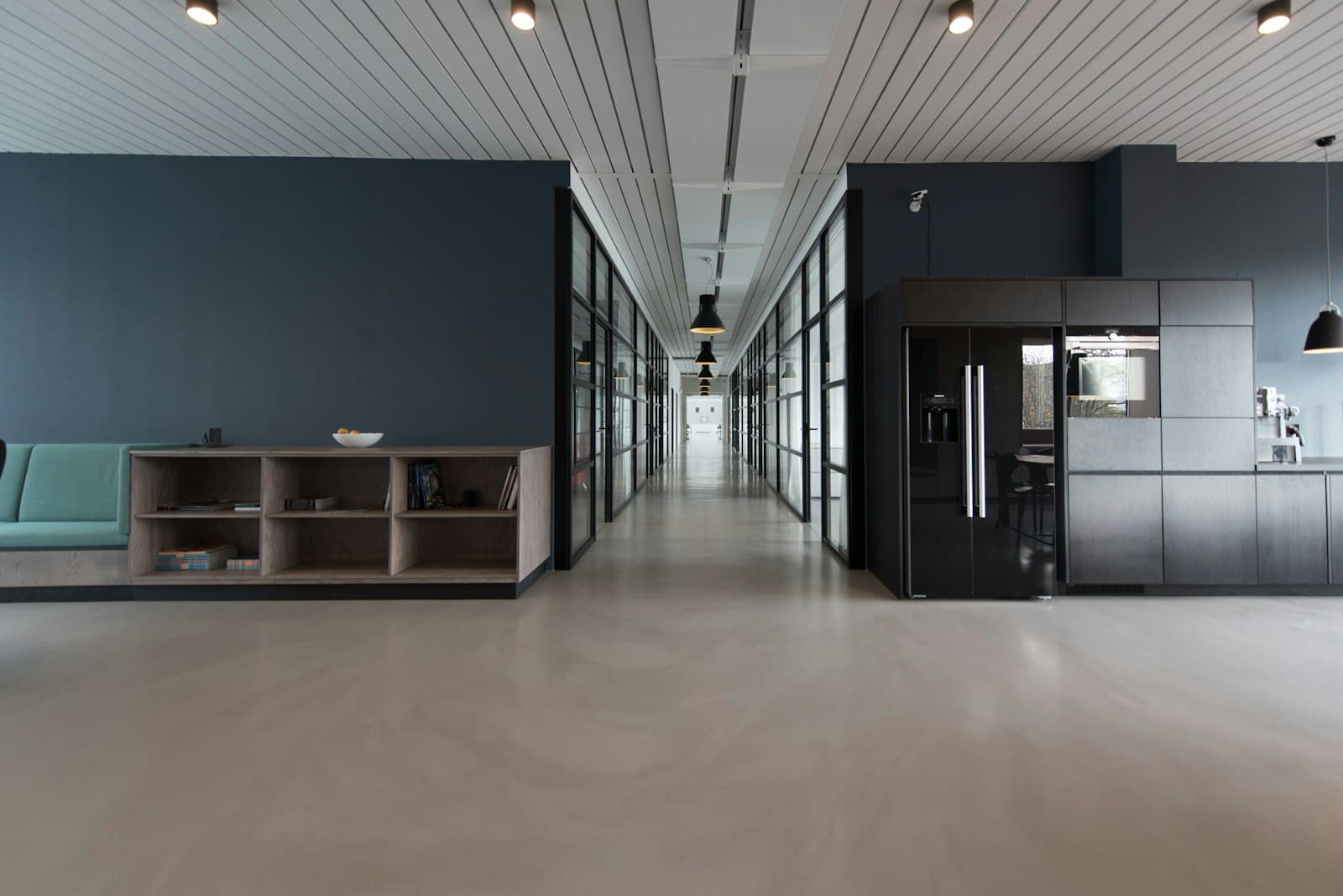 Facade of a tertiary office building equipped with a high-performance reversible air conditioning installation