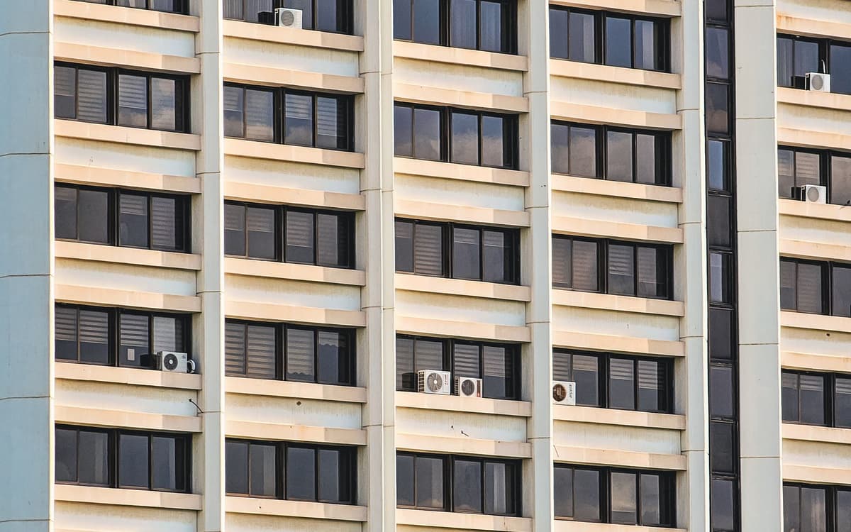 Unités extérieures de climatisation sur la façade d'un immeuble