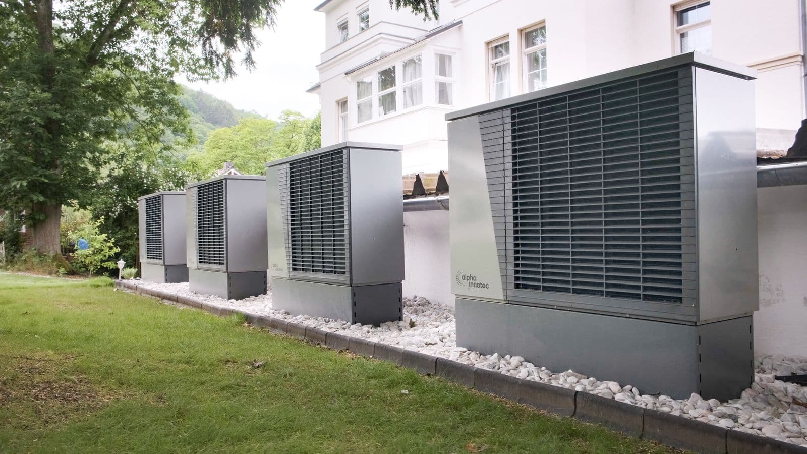 Pompe à chaleur air-eau moderne installée sur la façade d'une maison contemporaine, illustrant le label NF PAC 2026