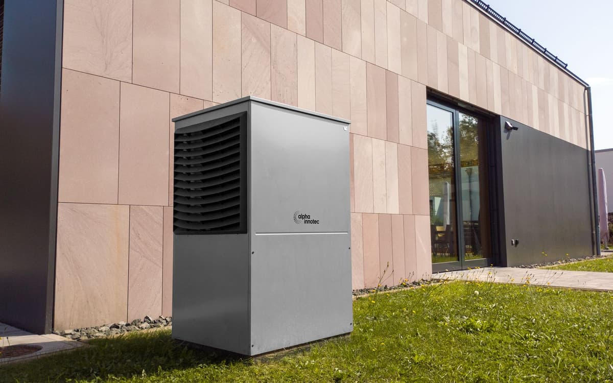 Unité extérieure de pompe à chaleur air-air installée dehors