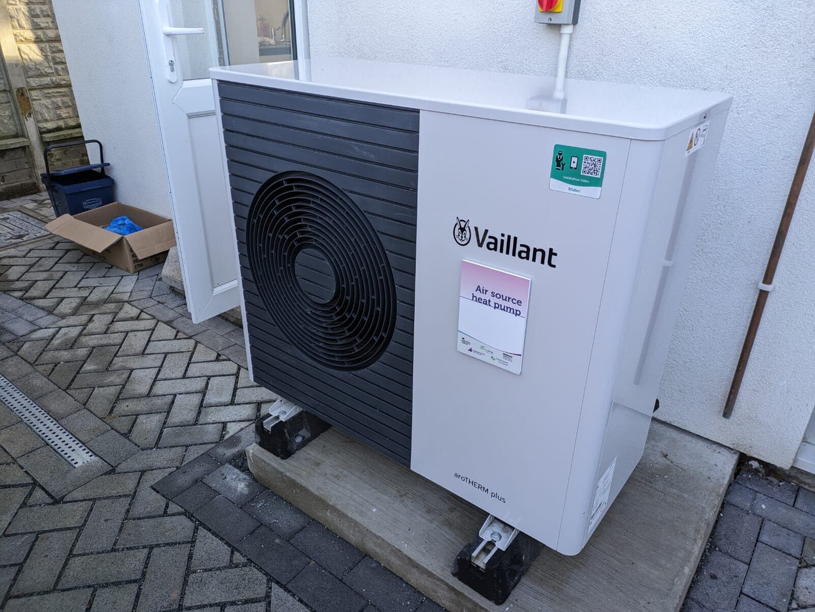 Bomba de calor aire-aire reversible instalada en la fachada de una casa