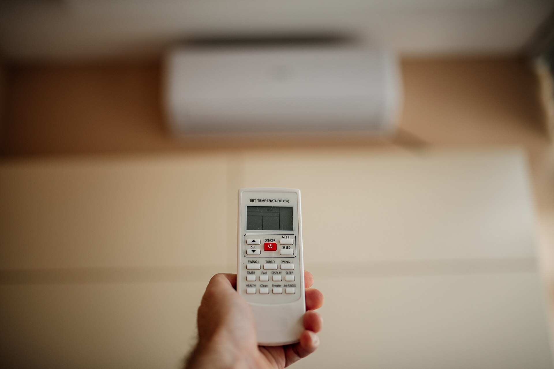 Regolazione della temperatura di un climatizzatore con un telecomando