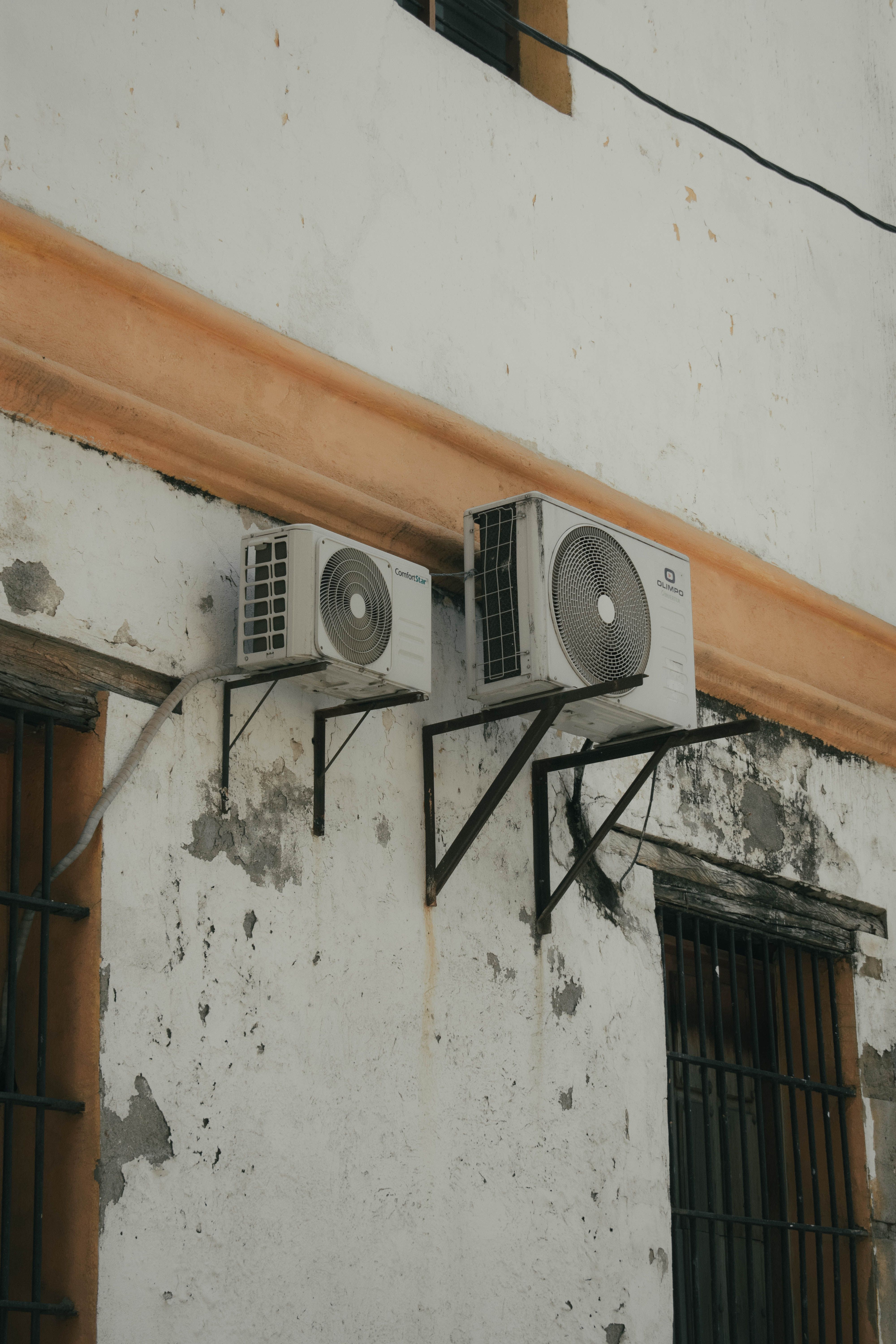 Dos unidades exteriores de aire acondicionado instaladas en una pared