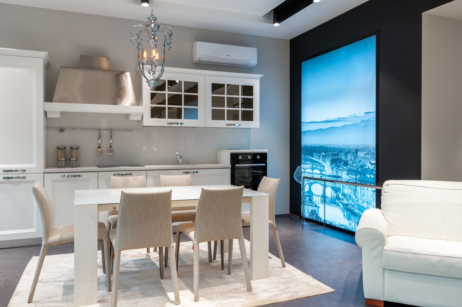 Wandairco geïnstalleerd in een moderne open keuken met eettafel en witte fauteuil