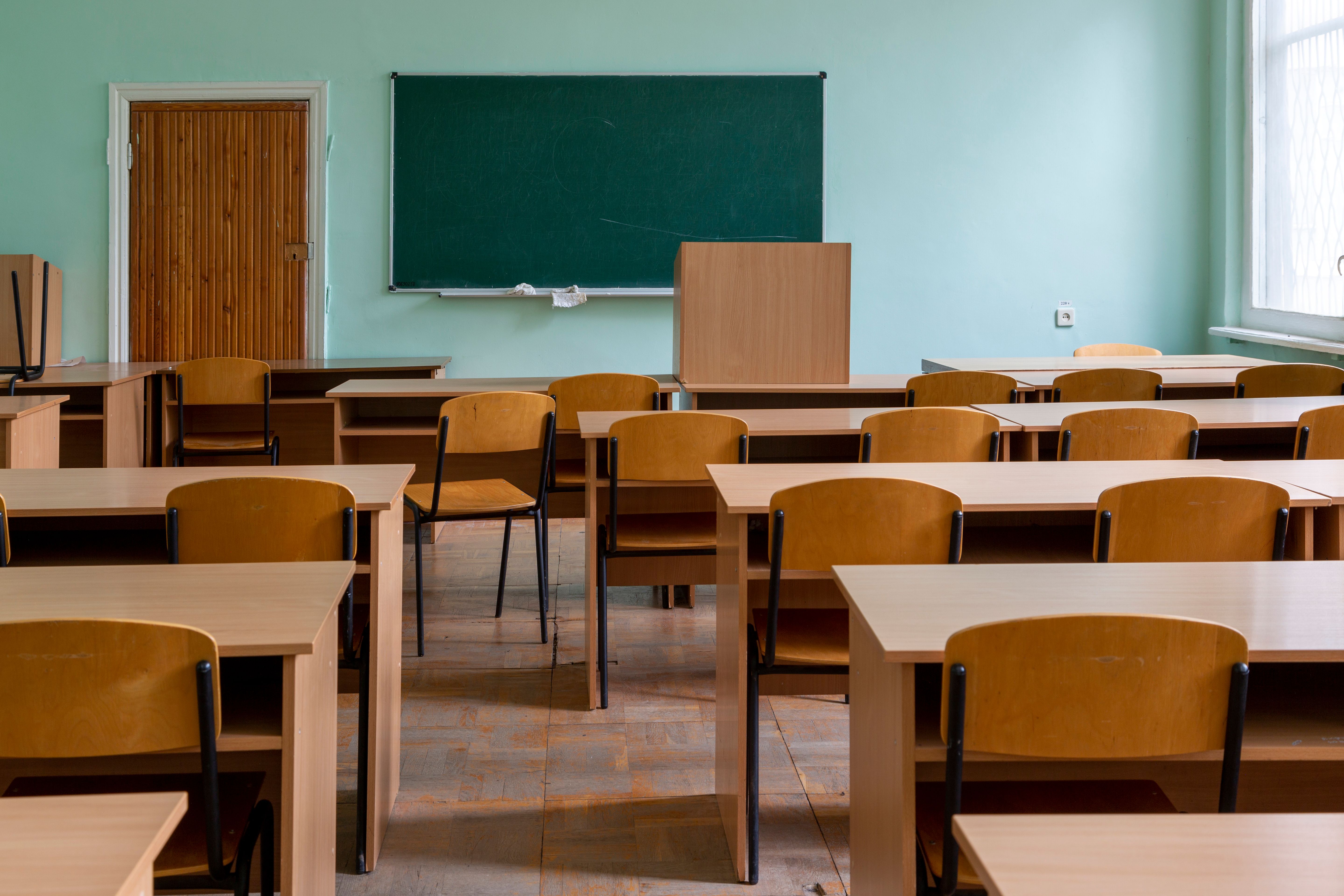 Salle de classe climatisée avec une unité intérieure de pompe à chaleur air-air et fenêtres ouvertes