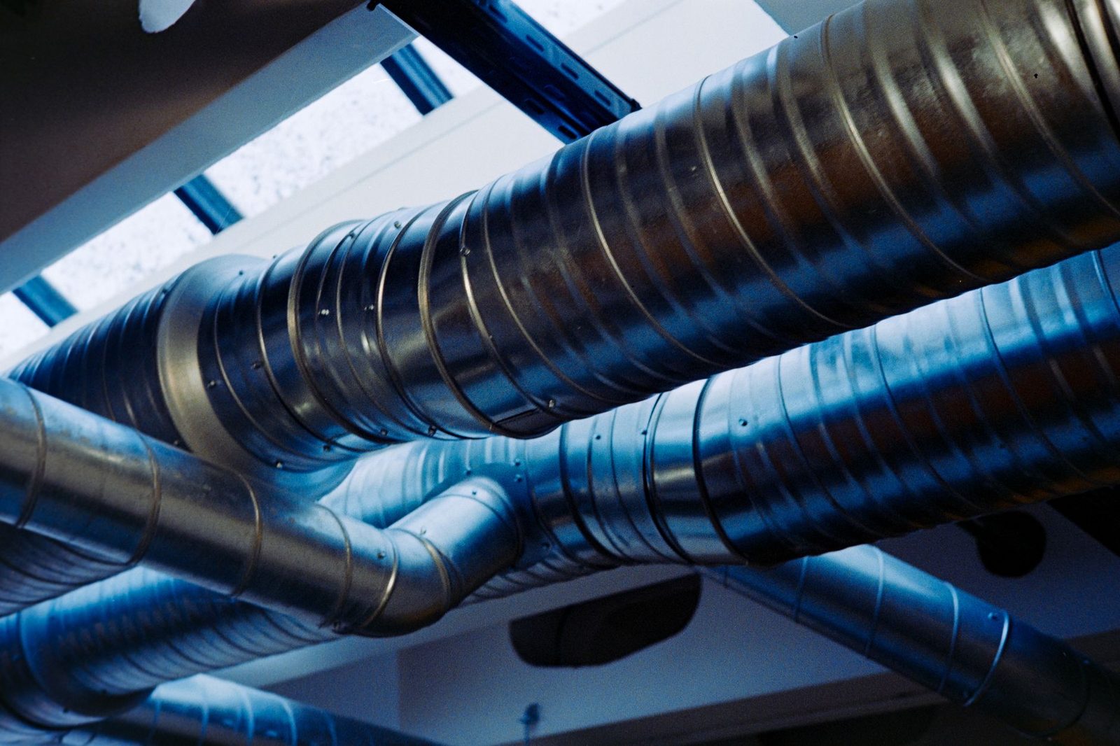 Technicien installant un climatiseur