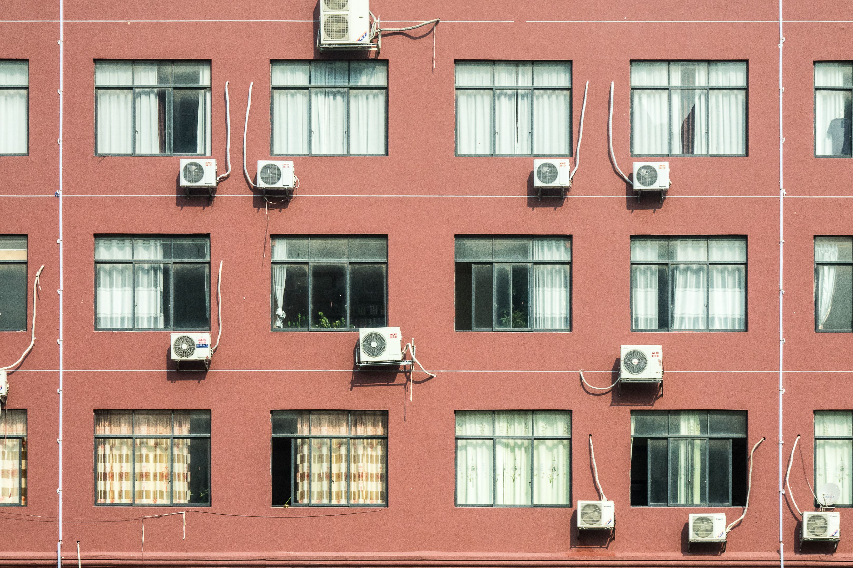 Facciata di un edificio per uffici climatizzato