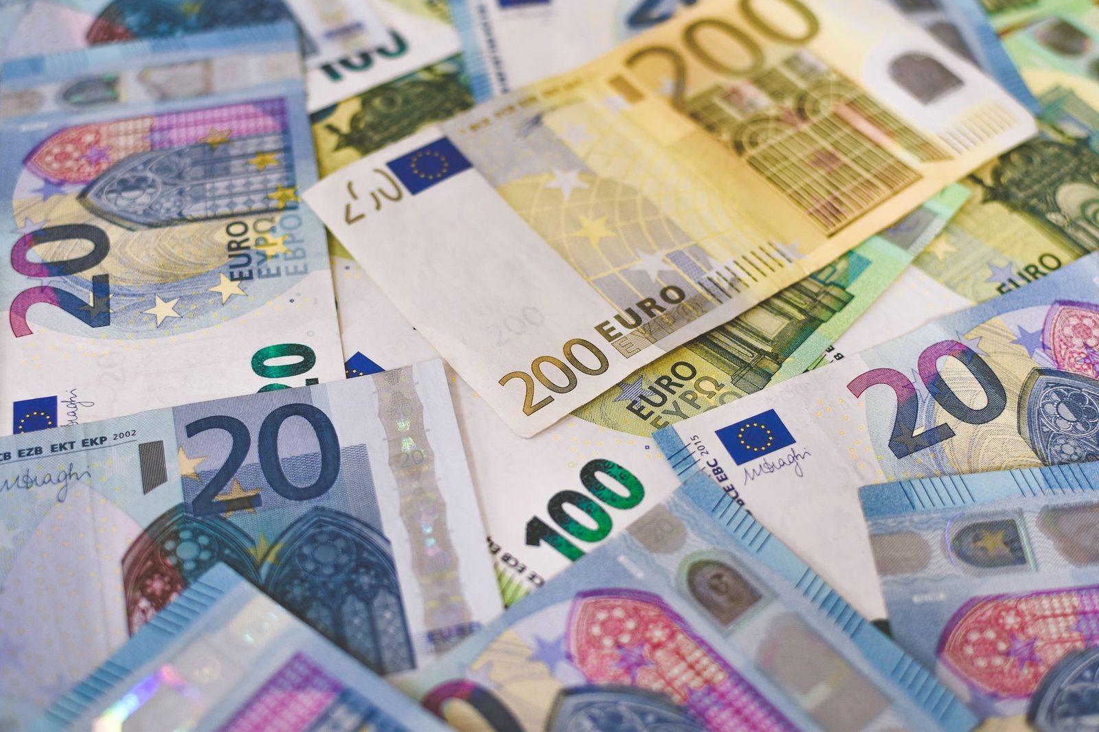 Банкноты евро по 20, 100 и 200 евро, разложенные одна на другой