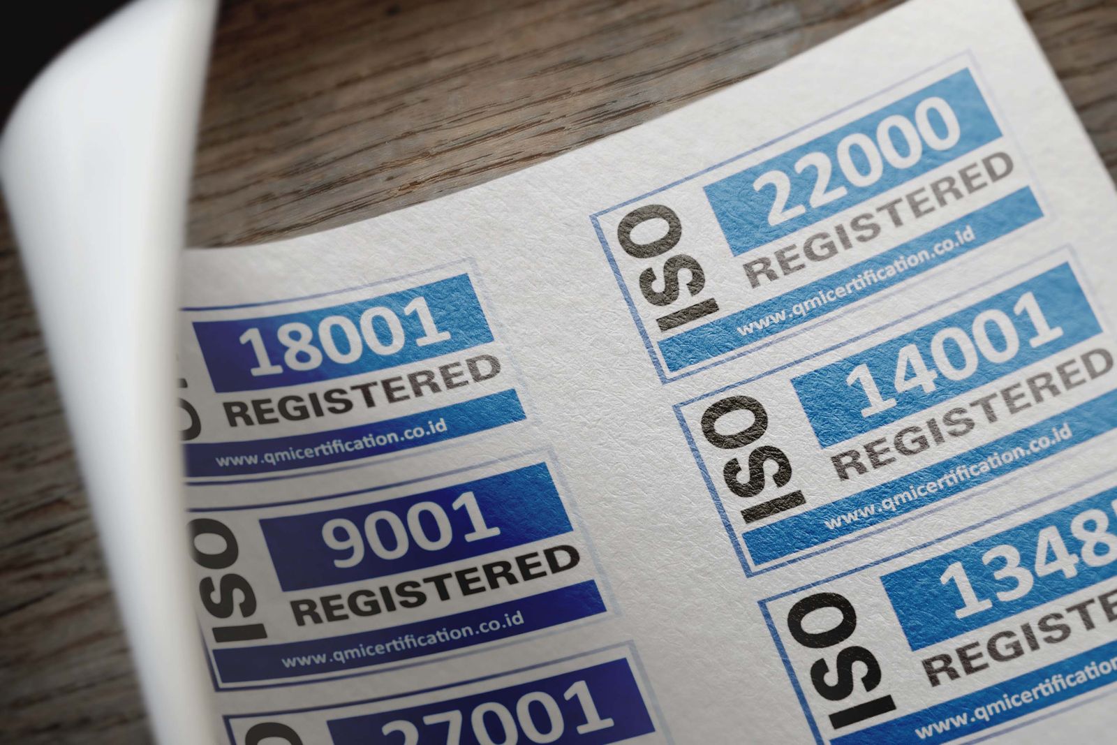 Badges de certification qualité, référence visuelle aux labels NF PAC et Eurovent