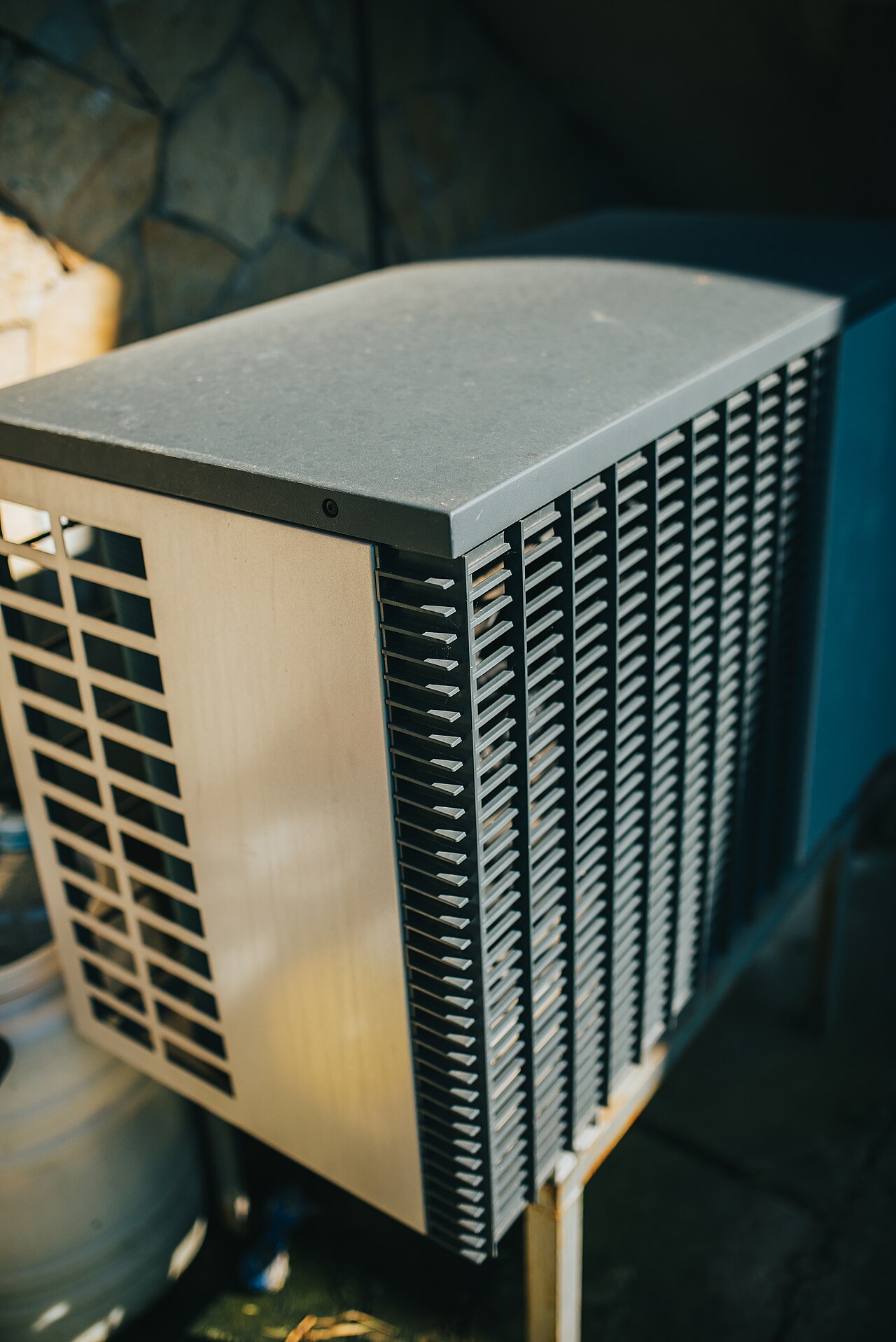 Tecnico che verifica una pompa di calore aria/acqua
