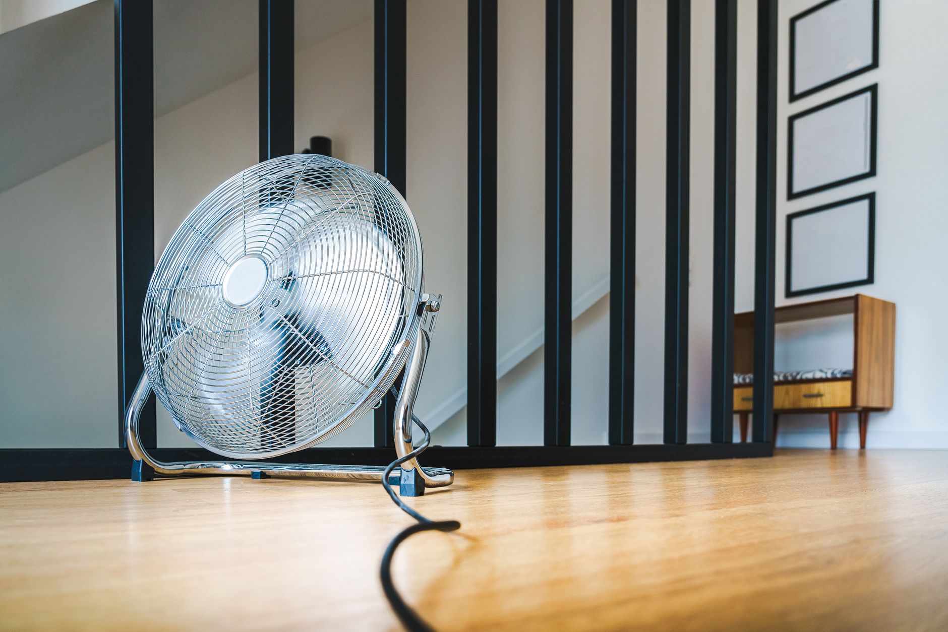Kühles und komfortables Wohnzimmer mit diskreter Klimaanlage