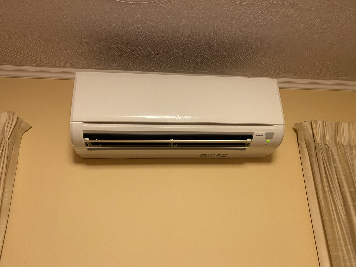 Unidad interior de pared de un aire acondicionado reversible en una vivienda